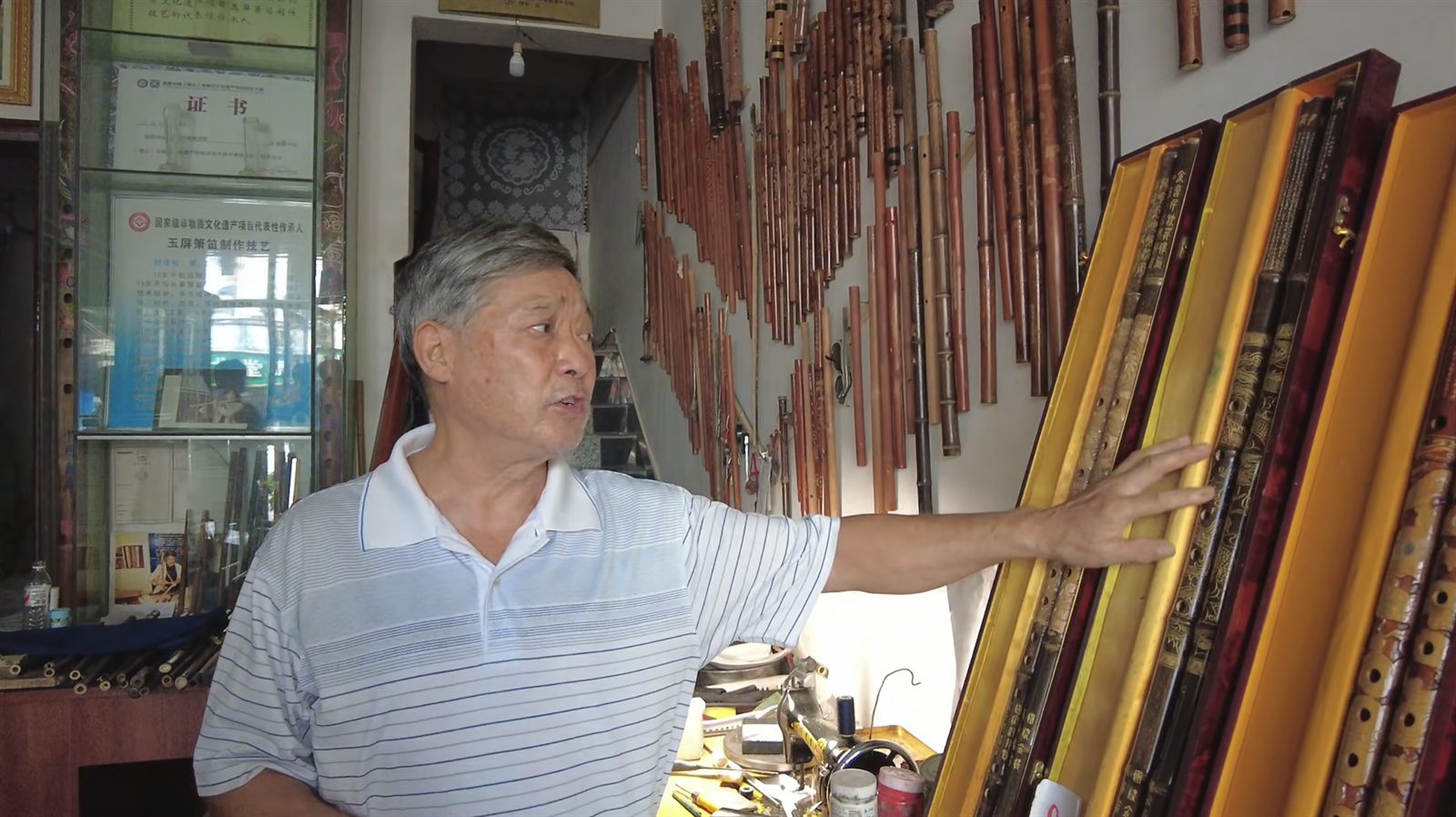 刘泽松在箫笛作坊中介绍作品